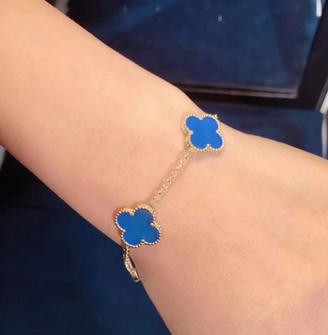 Clovers 5 Motifs Blue Agate Bracelet