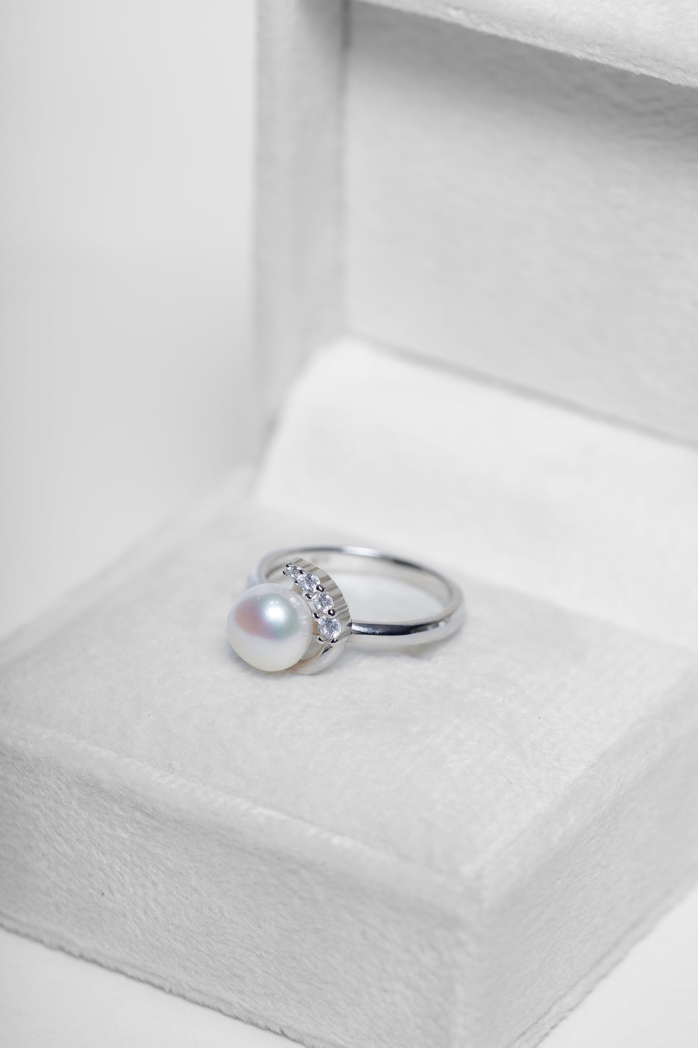 925 Sterling Silver Pearl and Zircon Ring