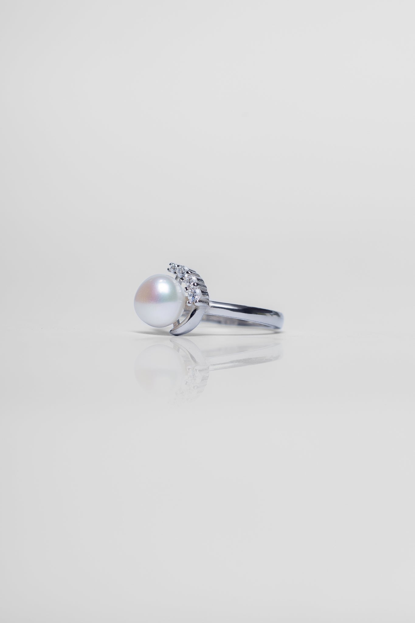 925 Sterling Silver Pearl and Zircon Ring